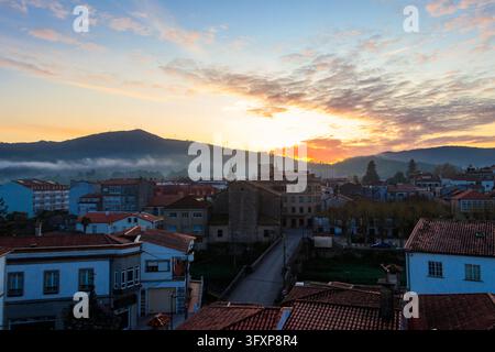 Blick auf die Stadt Padron bei Sonnenaufgang, Galicien, Spanien. Portugiesischer Jakobsweg Stockfoto