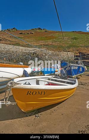 Boote im kleinen Hafen von Boscastle an der Nordküste von Cornwall Stockfoto