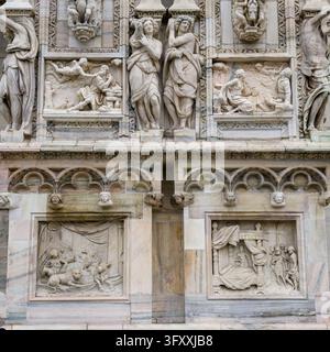 MILAN, ITALIEN - 18. OKTOBER 2026 - Fassade des Mailänder Doms mit biblischen Szenen, Marmorfiguren und gotischen Details Stockfoto