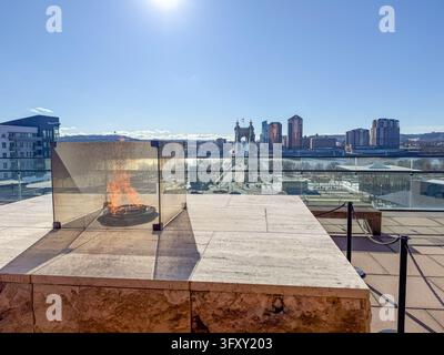 Cincinnati, Ohio - 10.10.2026: Die ewige Flamme der Freiheit brennt auf dem Balkon des National Underground Railroad Freedom Center in Cincinnati Stockfoto