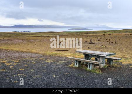 Holzbank auf dem Aussichtspunkt neben dem Thingvallatn-See im Thingvellir-Nationalpark in Island Stockfoto