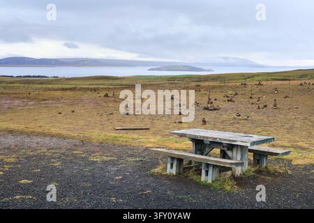 Holzbank auf dem Aussichtspunkt neben dem Thingvallatn-See im Thingvellir-Nationalpark in Island Stockfoto