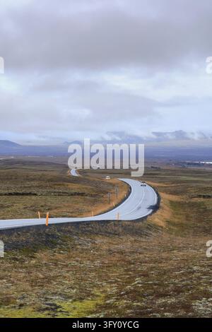 Die Straße 36 überquert den Thingvellir-Nationalpark neben dem Thingvallavatn-See in Island Stockfoto