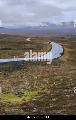 Die Straße 36 überquert den Thingvellir-Nationalpark neben dem Thingvallavatn-See in Island Stockfoto