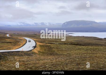 Auto auf der Straße 36, die den Thingvellir-Nationalpark neben dem Thingvallavatn-See in Island überquert Stockfoto
