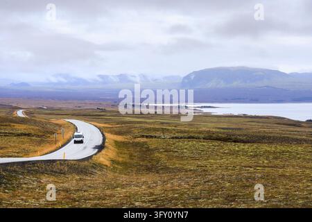 Auto auf der Straße 36, die den Thingvellir-Nationalpark neben dem Thingvallavatn-See in Island überquert Stockfoto
