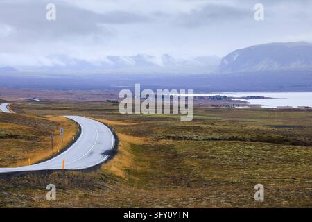 Die Straße 36 überquert den Thingvellir-Nationalpark neben dem Thingvallavatn-See in Island Stockfoto