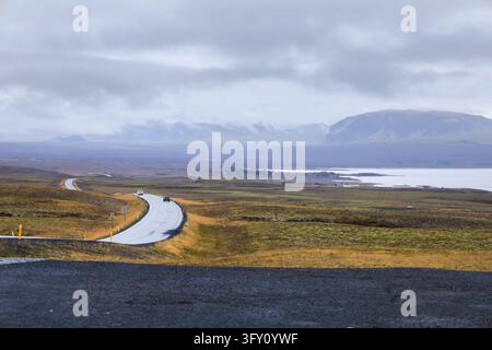 Die Straße 36 überquert den Thingvellir-Nationalpark neben dem Thingvallavatn-See in Island Stockfoto