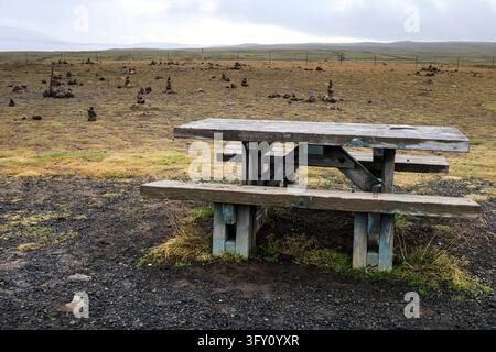 Holzbank auf dem Aussichtspunkt neben dem Thingvallatn-See im Thingvellir-Nationalpark in Island Stockfoto