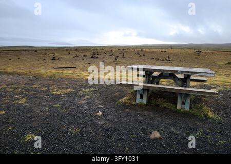 Holzbank auf dem Aussichtspunkt neben dem Thingvallatn-See im Thingvellir-Nationalpark in Island Stockfoto