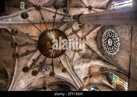 Niedrig angelegte Ansicht des Inneren der Kirche Santa Maria del Mar in Barcelona, Katalonien, Spanien, mit gotischen Gewölben, einem großen Kronleuchter und Buntglasfenstern Stockfoto
