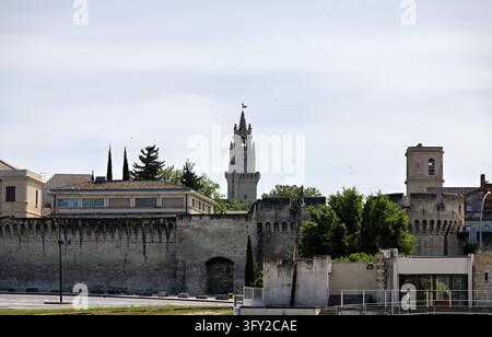 Stadtmauern und Uhrturm in Avignon, Frankreich Stockfoto