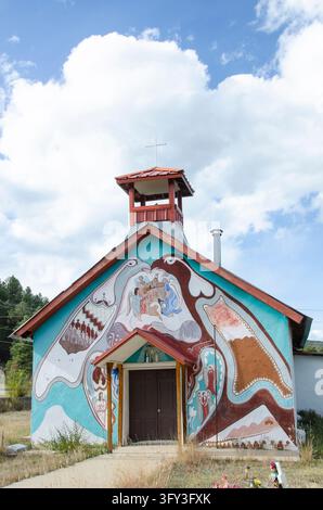 Montezuma, New Mexico / USA - 18. Oktober 2019: Die Cristo-Rey-Kirche in der Nähe von Montezuma, New Mexico, ist mit einem farbenfrohen Wandgemälde bedeckt. Stockfoto