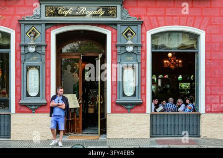Ein Mann wartet vor dem Café Royalty, das 1912 anlässlich des hundertjährigen Jubiläums der Verfassung von Cádiz von 1812 eröffnet wurde, in Cádiz, Spanien. Stockfoto