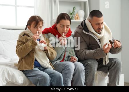 Familien-Gesundheitsvorsorge und saisonale Erkrankungen, Eltern und Kind verwenden Nasenspray und Medikamente zu Hause während der Wintersaison mit Grippesymptomen Stockfoto