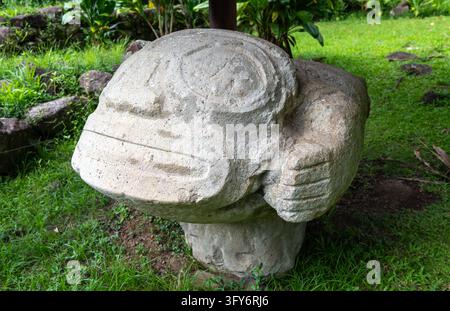 Alte Steinschnitzerei einer gebärenden Frau in Te Lipona in Puamau, Hiva OA, Französisch-Polynesien. Dieses heilige marquesanische Artefakt symbolisiert Fruchtbarkeit und l Stockfoto