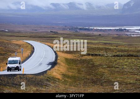 Þingvellir, Island – 7. Oktober 2026: Ein Wohnmobil auf der Straße 36, das den Þingvellir-Nationalpark neben dem Þingvallavatn-See in Island überquert Stockfoto