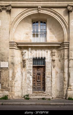 Avignon, Frankreich, 11. April 2026, Eingang zur Chapelle du Miracle, eine Kapelle aus dem 14. Jahrhundert, die zu Selbstversorgerwohnungen umgebaut wurde. Stockfoto