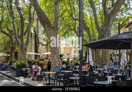 Avignon, Frankreich, 11. April 2026, urbane Szene am Place des Corps Saints Stockfoto
