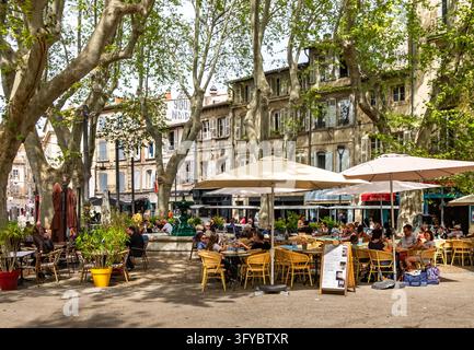Avignon, Frankreich, 11. April 2026, urbane Szene am Place des Corps Saints Stockfoto