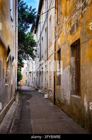 Avignon, Frankreich, 11. April 2026, Rue Baracane, eine schmale Straße innerhalb der Mauern der mittelalterlichen Stadt Stockfoto