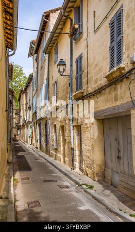 Avignon, Frankreich, 11. April 2026, Rue Bon Martinet, eine schmale Straße innerhalb der Mauern der mittelalterlichen Stadt Stockfoto