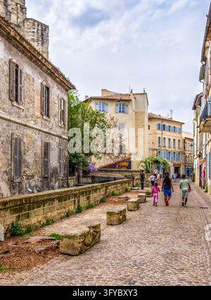 Avignon, Frankreich, 11. April 2026, urbane Szene in der Rue des Teinturiers Stockfoto
