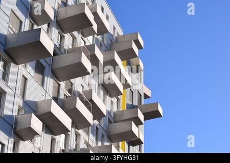 WIEN, ÖSTERREICH - 27. OKTOBER 2026: Interessante moderne Architektur der Fassade eines Wohngebäudes mit Betonbalkonen in Seestadt Aspern Stockfoto