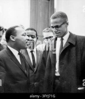 Martin Luther King Jr. und Malcolm X warten auf eine Pressekonferenz im Kapitol der Vereinigten Staaten in Washington, D.C., am 26. März 1964. Das Foto wurde von Marion S. Trikosko während des einzigen bekannten Treffens der beiden prominenten afroamerikanischen Bürgerrechtsführer aufgenommen, als der Civil Rights Act von 1964 im Senat debattiert wurde. Stockfoto