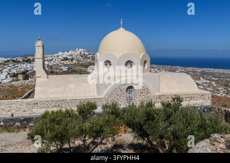 Charmante griechisch-orthodoxe Kirche, die über dem malerischen Dorf Pyrgos auf der Insel Santorin thront und traditionelles Erbe, Glauben und Frieden einfängt Stockfoto