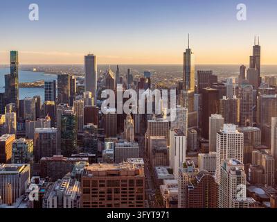 Erhöhte Aussicht auf die Skyline von Chicago und die urbane Architektur vom 360 CHICAGO Beobachtungsdeck, Chicago, Illinois, USA., Vereinigte Staaten, Nordamerika Stockfoto