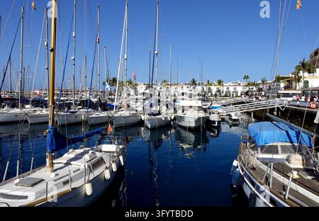 Reflektierte Segelboote, die im Hafen von Puerto de Mogán, Gran Canaria, Kanarische Inseln, Spanien, EU, festgemacht sind Stockfoto