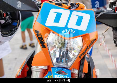 30. August 2026, Belgrad, Serbien: KTM-Enduro-Fahrrad-Frontschild am Wettbewerbs-Paddock. Nahaufnahme des orange-blauen Fairings mit Sponsor Stockfoto