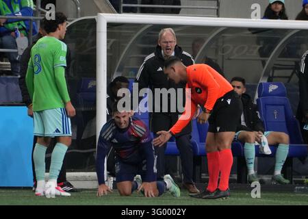 Seattle, WA, USA. 28. Okt., 2026. Seattle Sounders FC Cheftrainer Brian Schmetzer hat Worte für den Schiedsrichter Lorenzo Hernandez während der zweiten Hälfte eines MLS-Spiels gegen Houston Dynamo FC im Lumen Field. Nate Koppelman / Alamy Live News Stockfoto