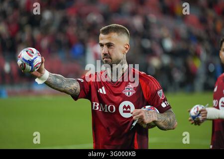 Toronto, Kanada. 28. Oktober 2026. Niklas Dorsch #06 von Toronto FC signiert während des Major-League-Soccer-Spiels zwischen Toronto FC und DC United im BMO Field Stadium Fußballbälle für die Fans. am 28. Oktober 2026 in Toronto, Kanada. (Foto von Leonardo Ramirez/ Eyepix Group/Sipa USA) Credit: Sipa USA/Alamy Live News Stockfoto