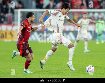 Toronto, Kanada. 28. Oktober 2026. Matheus Pereira (L) von Toronto FC kämpft mit Nono Kimito von D.C. United während des regulären Spiels der Major League Soccer (MLS) 2026 zwischen Toronto FC und D.C. United im BMO Field in Toronto, Kanada, am 28. Oktober 2026. Credit: Zou Zheng/Xinhua/Alamy Live News Stockfoto