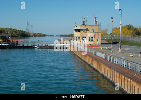 USAKanada SanktLorenzSeeweg mit dem Schloss in der Nähe von