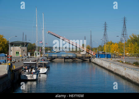 USAKanada SanktLorenzSeeweg mit dem Schloss in der Nähe von