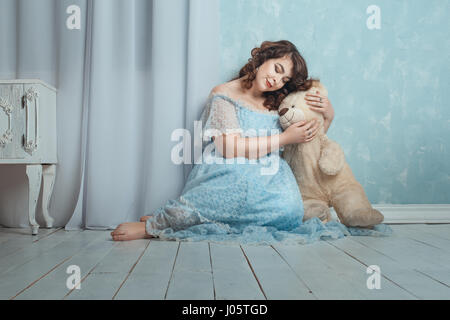 Übergewichtige Frau, die auf couch Stockfoto, Bild Übergewichtige Frau, die auf couch Stockfoto, Bild