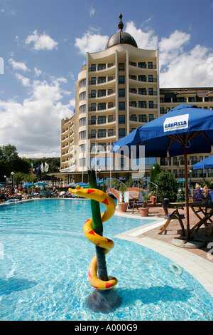 Varna Golden Sands Urlaub Tourist Chaise Lounge Dach Schwimmbad Bucht Pier Strand Resort Schwarzmeerküste typische Stockfoto