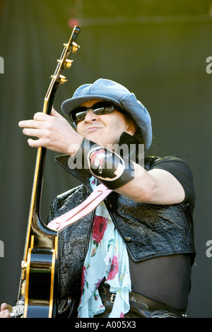 Bild von Edward Moss New York Dolls live im Konzert 2004 Stockfoto