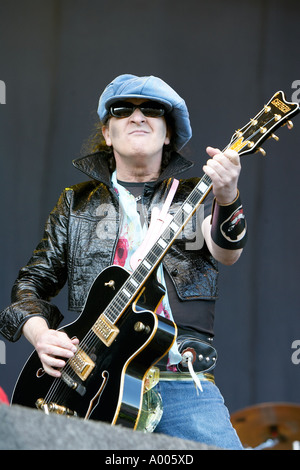 Bild von Edward Moss New York Dolls live im Konzert 2004 Stockfoto