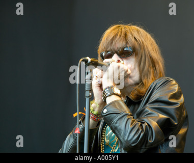 Bild von Edward Moss New York Dolls live im Konzert 2004 Stockfoto