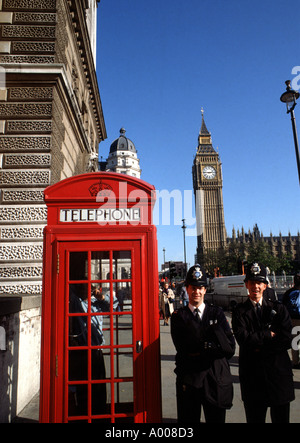 Berühmten Big Ben und Parlament mit britische Bobbies Polizei London England Stockfoto