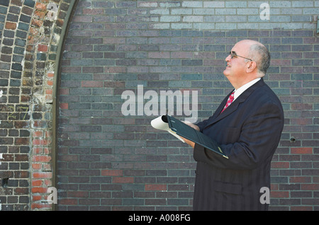 Reife Geschäftsmann im Anzug mit der Datei arbeiten vor Ort Stockfoto
