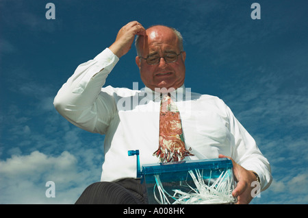 Reife Geschäftsmann hat einen Unfall mit dem Papier Shredder! Stockfoto