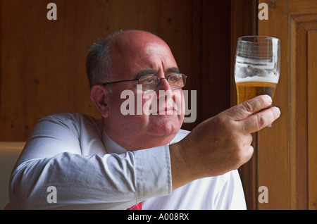 Ein reifer Mann, der ein Pint zum Mittagessen im Pub genießt Stockfoto