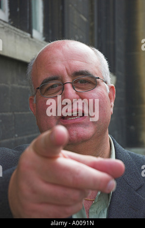 Porträt eines leger gekleidet Geschäftsmann engagiert im angeregten Gespräch Stockfoto