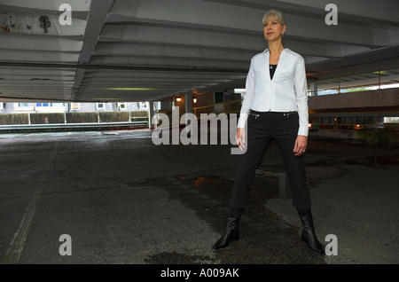Attraktive Reife Geschäftsfrau in leeren Parkplatz Stockfoto