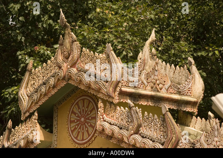 Komplizierte Schnitzereien auf dem goldenen birmanischen Tempeldach in Sarnath, Varanasi, Uttar Pradesh, Indien. Verzierte buddhistische Architekturdetails. Stockfoto